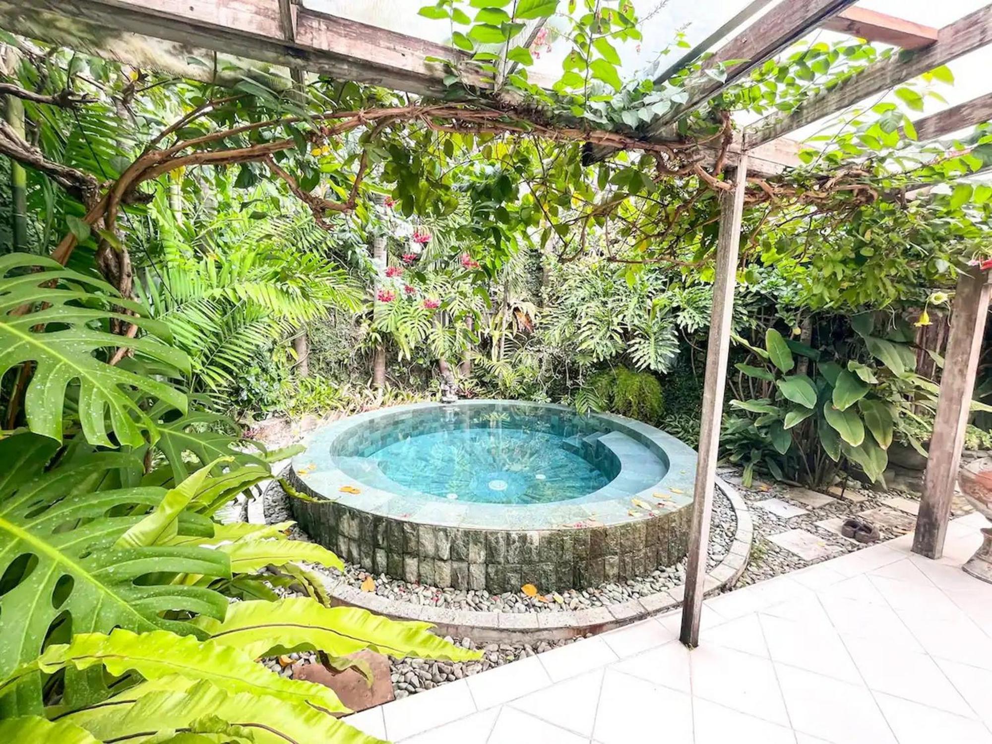 Villa Wonder Villa, Close To The Main Strip Of